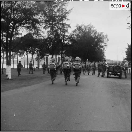 Arrivée des troupes vietminh à Hongay et relève des troupes françaises.