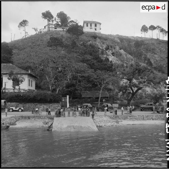 Vue de l'embarcadère de Hongay où des journalistes assistent au départ des dernières troupes françaises de la ville contrôlée par le vietminh.