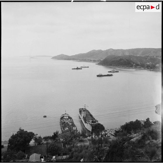 Départ des troupes du 6e Régiment d'infanterie coloniale (RIC) sur un bâtiment de la Marine dans la baie de Hongay.