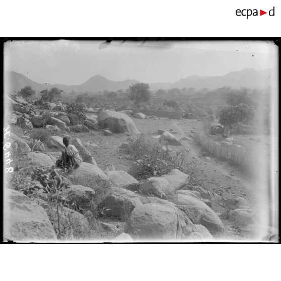 Mora. Panorama sur Mora et le mont Podogo. [légende d'origine]