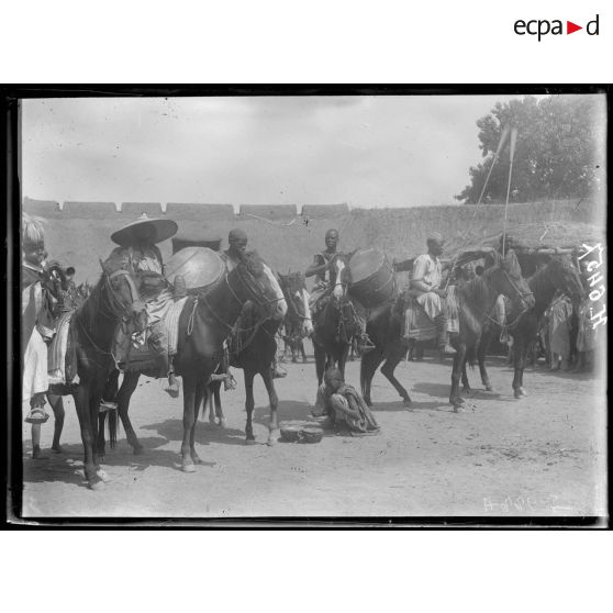 Mora. Musiciens à cheval. [légende d'origine]