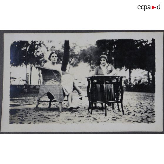 [Portrait de deux femmes assises dans un jardin].