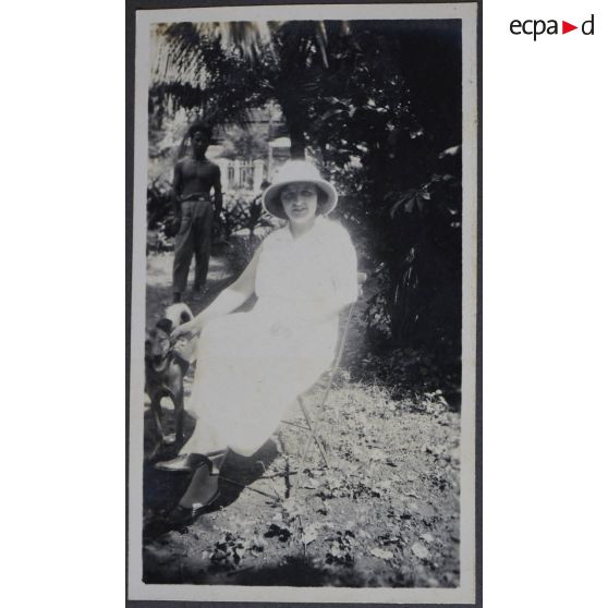 [Portrait d'une femme assise dans un jardin].