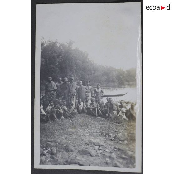 [Portrait d'un groupe de jeunes moines bouddhistes].