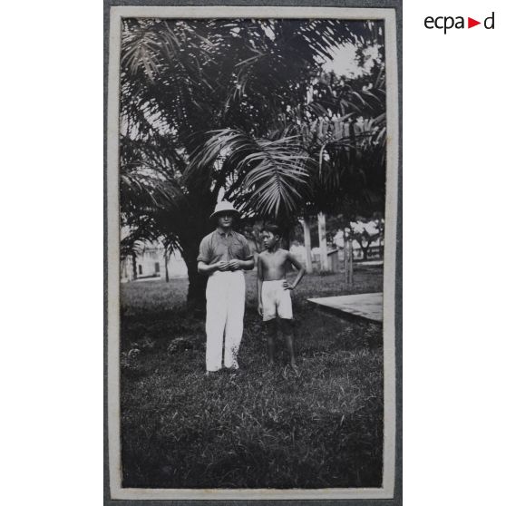 [Portrait d'un homme et d'une jeune garçon devant un arbre].