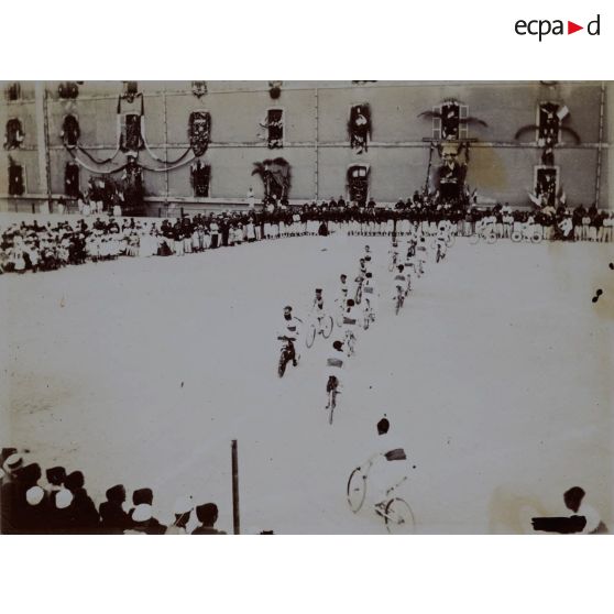 Fête du drapeau. Carrousel de bicyclettes. [légende d'origine]