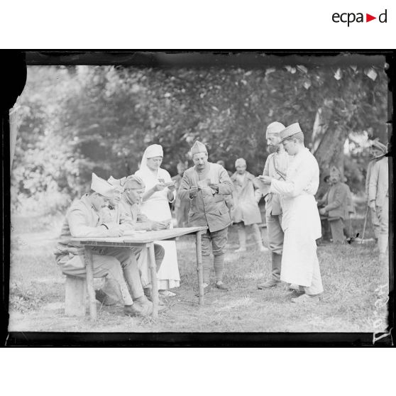 Vauxbuin, l'hôpital. Groupe de malades. [légende d'origine]