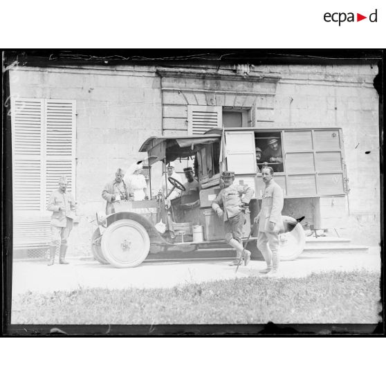 Vauxbuin, l'hôpital. Voiture ambulance. [légende d'origine]