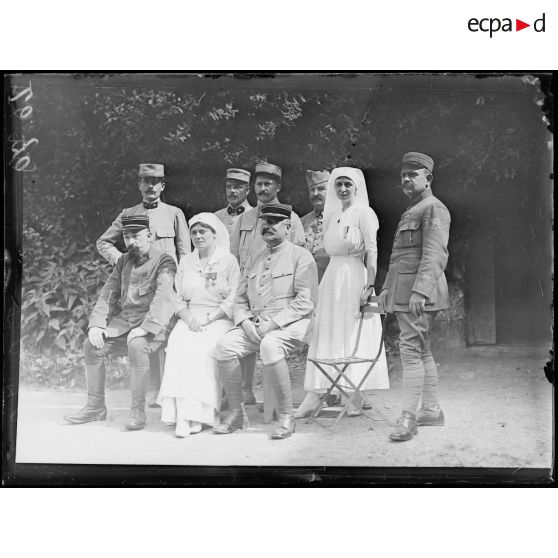 Vauxbuin, l'hôpital. Groupe de médecins. [légende d'origine]