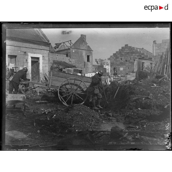 Chavigny. Aisne. Malgaches du 12e Bataillon employés aux travaux de reconstruction. [légende d'origine]