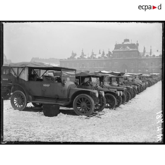 Paris, champ de Mars, vente de voitures automobiles réformées. [légende d'origine]