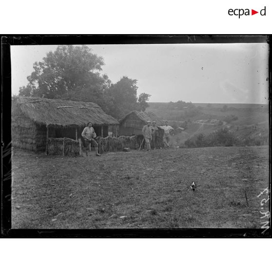 Juvigny. Aisne. Cantonnement malgache. "Paillottes". [légende d'origine]