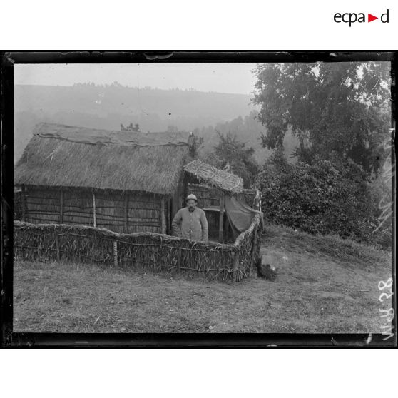 Juvigny. Aisne. Cantonnement malgache. "Paillottes". [légende d'origine]