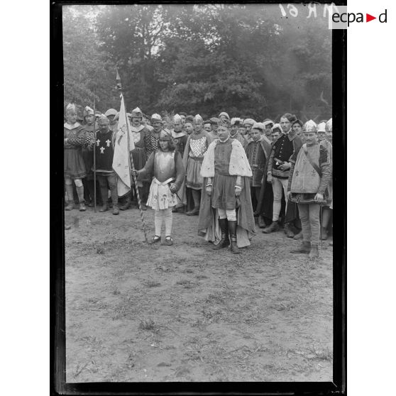 Fontenay. Aisne. Camp IV. Fête de Jeanne d'Arc au 10e bataillon du 297e d'infanterie alpine. Charles VII et Jeanne d'Arc et la suite des seigneurs. [légende d'origine]