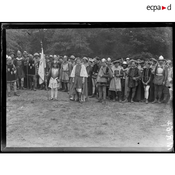 Fontenay. Aisne. Camp IV. Fête de Jeanne d'Arc au 10e bataillon du 297e d'infanterie alpine. Les chevaliers. [légende d'origine]