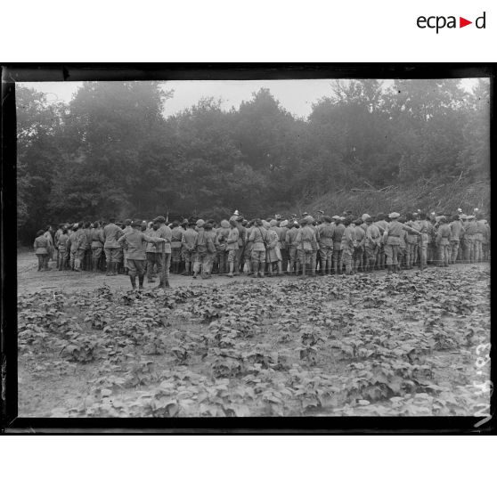 Fontenay. Aisne. Camp IV. Fête de Jeanne d'Arc au 10e bataillon du 297e d'infanterie alpine. Les spectacteurs. [légende d'origine]