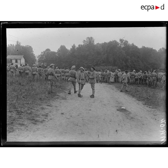 Fontenay. Aisne. Camp IV. Fête de Jeanne d'Arc au 10e bataillon du 297e d'infanterie alpine. Les spectacteurs. [légende d'origine]