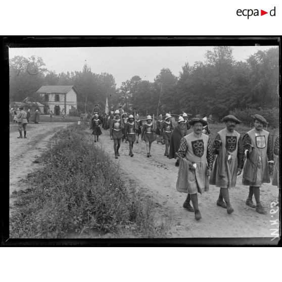 Fontenay. Aisne. Camp IV. Fête de Jeanne d'Arc au 10e bataillon du 297e d'infanterie alpine. Le cortège historique (ces troupes ont pris part aux attaques du Plateau de Californie, juin et juillet). [légende d'origine]