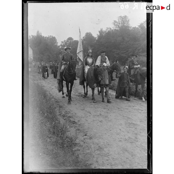 Fontenay. Aisne. Camp IV. Fête de Jeanne d'Arc au 10e bataillon du 297e d'infanterie alpine. Jeanne d'Arc et les seigneurs de sa suite. [légende d'origine]