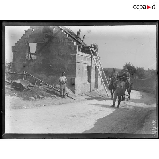 Chavigny. Aisne. Soldats du génie reconstruisant une maison. [légende d'origine]