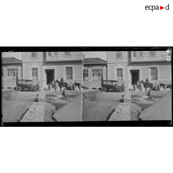 [Photographie de groupe rassemblant des autorités militaires devant un bâtiment.]