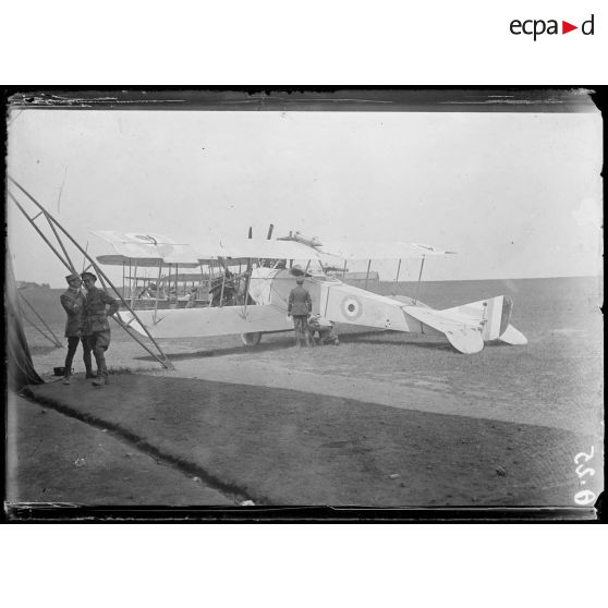 [Sur l'aérodrome anglais de Saint André au Bois, des autorités militaires sont réunies autour d'un avion allemand.]