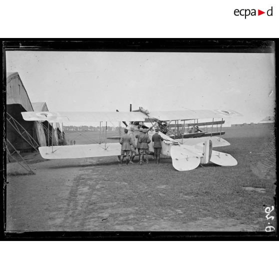 [Sur l'aérodrome anglais de Saint André au Bois, des autorités militaires sont réunies autour d'un avion allemand.]