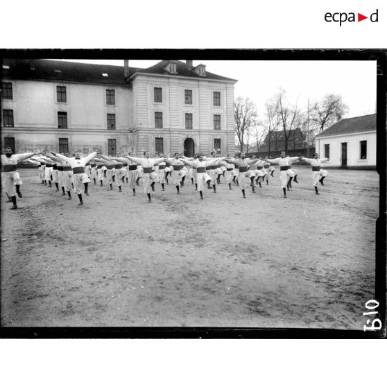 La caserne du 1er régiment de Zouaves. [légende d'origine]