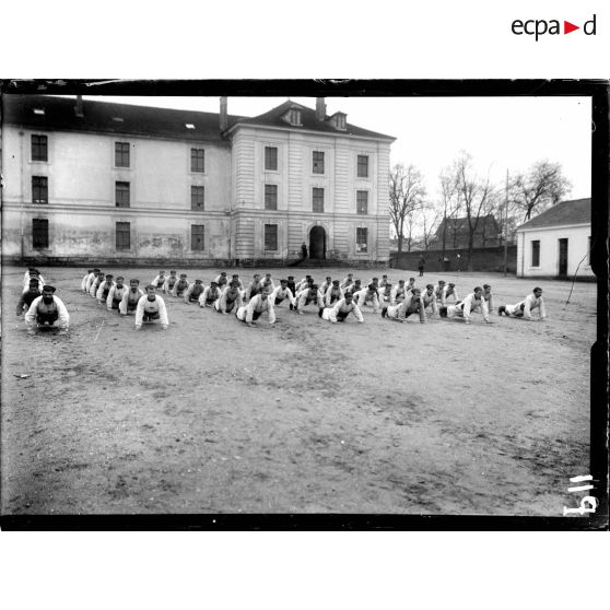 La caserne du 1er régiment de Zouaves. [légende d'origine]