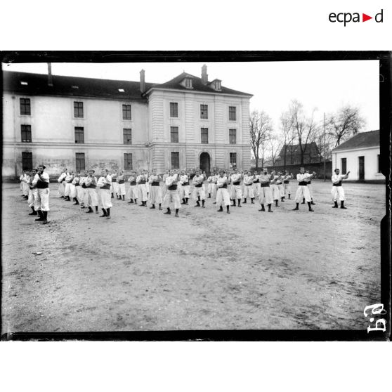 La caserne du 1er régiment de Zouaves. [légende d'origine]