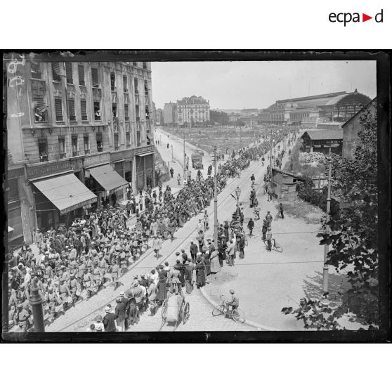 [Défilé de militaires dans une ville.]