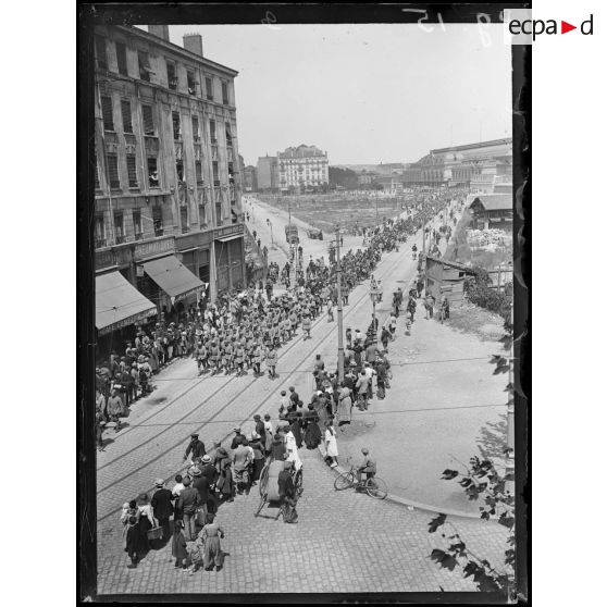 [Défilé de militaires dans une ville.]