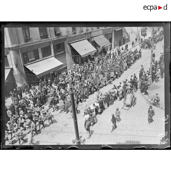 [Lyon. Défilé de soldats sur le cours Lafayette.]