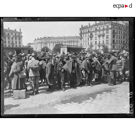 [Lyon. Convoi de soldats.]