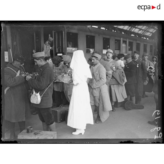 [Soldats le long d'un train dans une gare.]