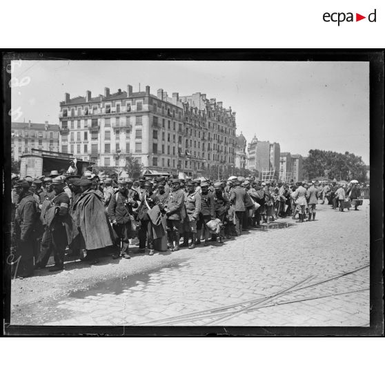 [Soldats en rang dans une ville, peut-être Lyon.]