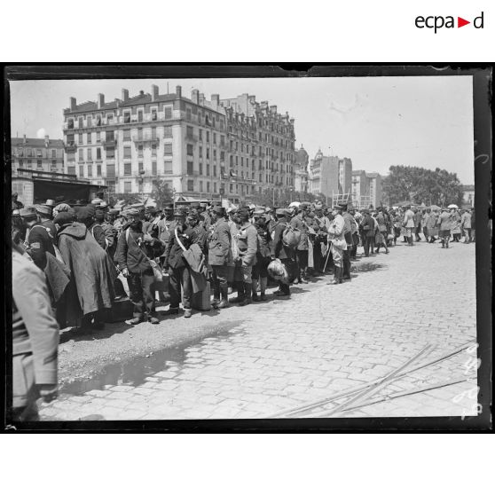 [Lyon. Convoi de soldats.]