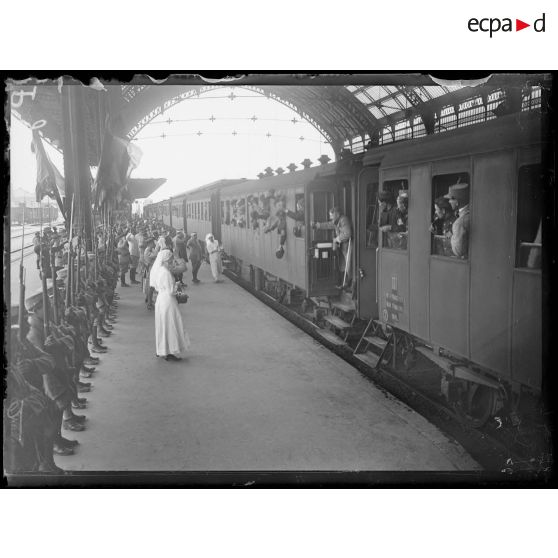 [Départ de soldats dans une gare.]