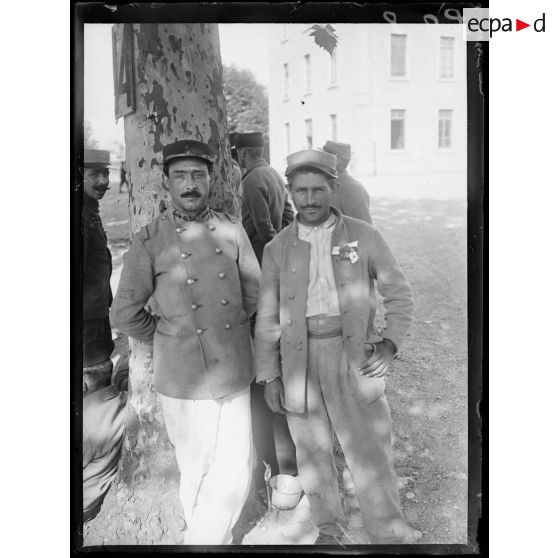 [Portrait de deux soldats français.]