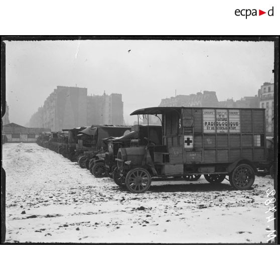 Paris, champ de Mars, vente de voitures automobiles réformées. Camions et voitures de livraison. [légende d'origine]