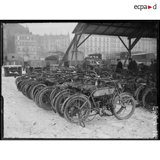 Paris, champ de Mars, vente de voitures automobiles réformées. Motocyclettes. [légende d'origine]