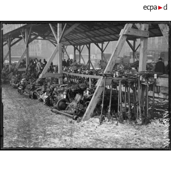 Paris, champ de Mars, vente de voitures automobiles réformées. Pièces détachées. [légende d'origine]