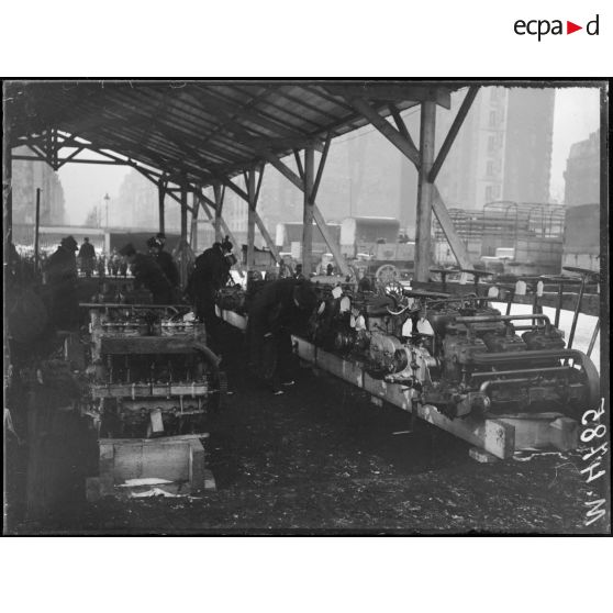 Paris, champ de Mars, vente de voitures automobiles réformées. Les moteurs. [légende d'origine]