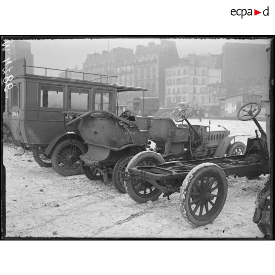 Paris, champ de Mars, vente de voitures automobiles réformées. Autos et châssis. [légende d'origine]