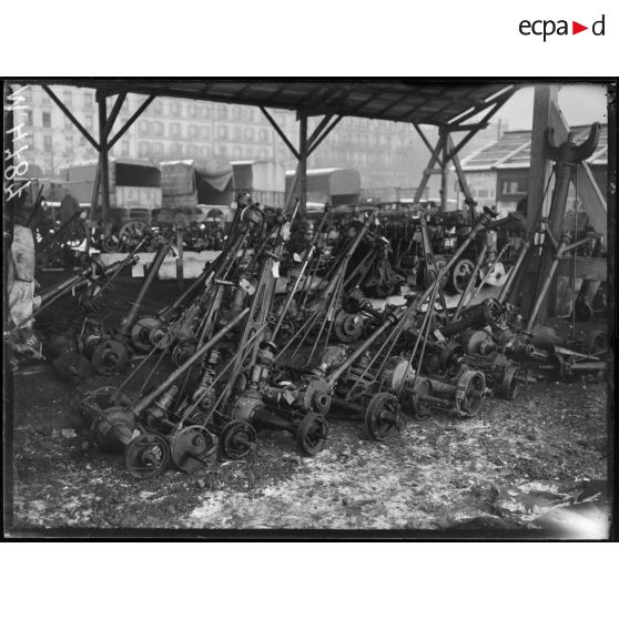 Paris, champ de Mars, vente de voitures automobiles réformées. Pièces détachées. [légende d'origine]