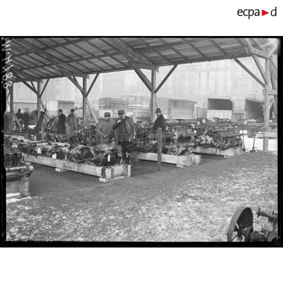 Paris, champ de Mars, vente de voitures automobiles réformées. Moteurs et différentiels. [légende d'origine]