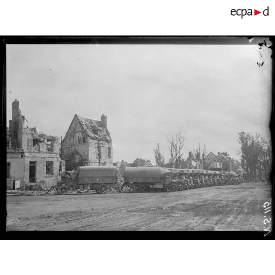 Noyon (Oise). Place de la République, convoi automobile faisant halte sur la place [légende d'origine]