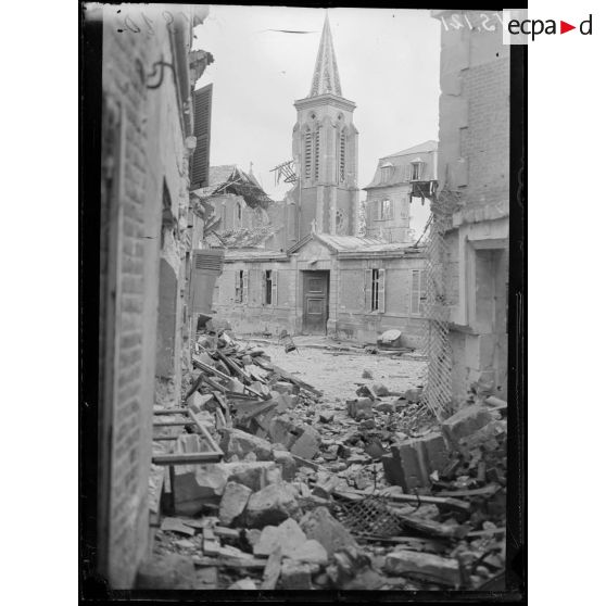 Noyon (Oise). Maisons autour de l'église Saint Christophe. [légende d'origine]