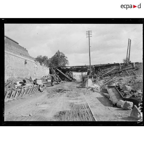 Tergnier (Aisne). Le pont du chemin de fer. [légende d'origine]