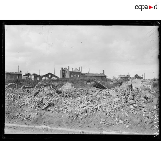 Tergnier (Aisne). L'usine à gaz et la gare. [légende d'origine]